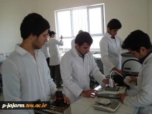 نمایی از آزمایشگاه صنایع شیمیایی مرکز