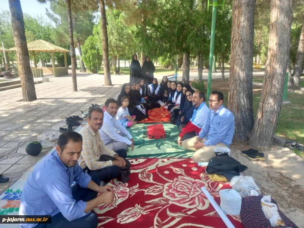 همزمان با دهه کرامت در محل دفتر امام جمعه محترم شهرستان انجام شد:  اهدای تقدیرنامه و جایزه به دانشجویان دختر عضو هلال احمر 8