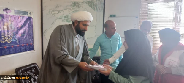 همزمان با دهه کرامت در محل دفتر امام جمعه محترم شهرستان انجام شد:  اهدای تقدیرنامه و جایزه به دانشجویان دختر عضو هلال احمر 4