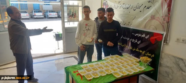 به مناسبت سالروز شهادت حضرت فاطمه سلام الله علیها انجام شد: تهیه و توزیع غذای نذری در دانشکده 4