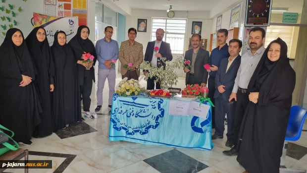 با اهدای گل و شیرینی انجام شد: تقدیر از همکاران و اساتید دانشکده فنی و حرفه ای به مناسبت بزرگداشت مقام شامخ معلم 12 اردیبهشت 1403 2