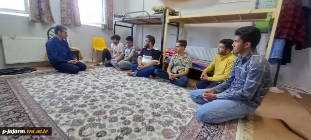 به مناسبت هفته خوابگاه های دانشجویی انجام شد: حضور ریاست محترم  اداره امور دانشجویی دانشکده جناب آقای ناصری در خوابگاه دانشجویان و نشست صمیمی با آنان 3