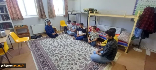 به مناسبت هفته خوابگاه های دانشجویی انجام شد: حضور ریاست محترم  اداره امور دانشجویی دانشکده جناب آقای ناصری در خوابگاه دانشجویان و نشست صمیمی با آنان 4