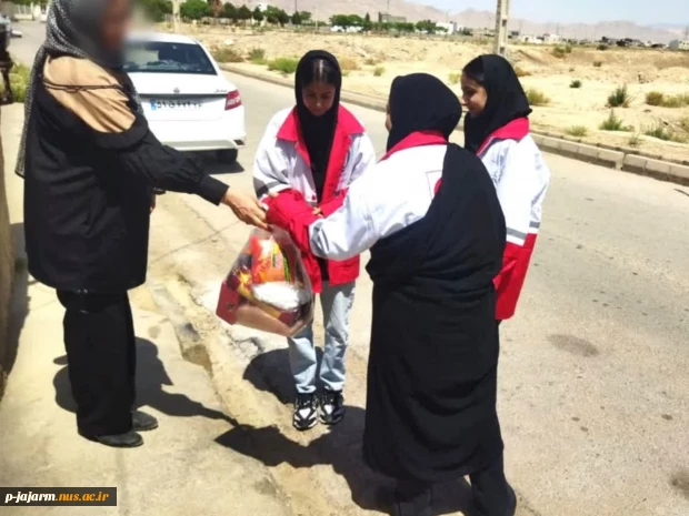 به مناسبت دهه کرامت توزیع بسته‌های معیشتی بین خانواده‌های کم‌ برخوردار  توسط اعضای کانون دانشجویی هلال احمر  2