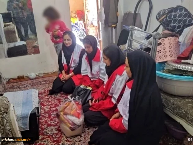 به مناسبت دهه کرامت توزیع بسته‌های معیشتی بین خانواده‌های کم‌ برخوردار  توسط اعضای کانون دانشجویی هلال احمر  3