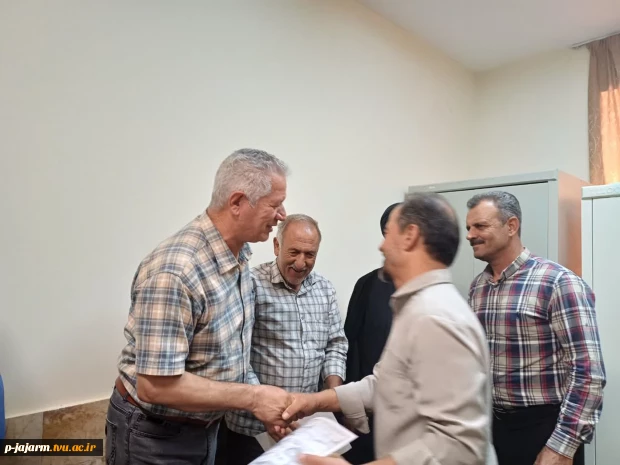 به مناسبت هفته دفاع مقدس تقدیر از  همکار محترم جناب آقای احمدرضا حسین نیا رزمنده و ایثارگرِ دوران دفاع مقدس 4